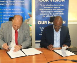 Nico Fouché (Milk SA CEO) and Patrick Krappie (TIA CEO) signing the MoU between Milk SA and TIA